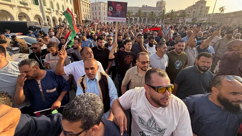 Demonstran menuntut penggulingan Pemerintah Persatuan Nasional Libya, di Tripoli, Libya, Jumat (23/4/2025). (REUTERS/Ayman al-Sahili)