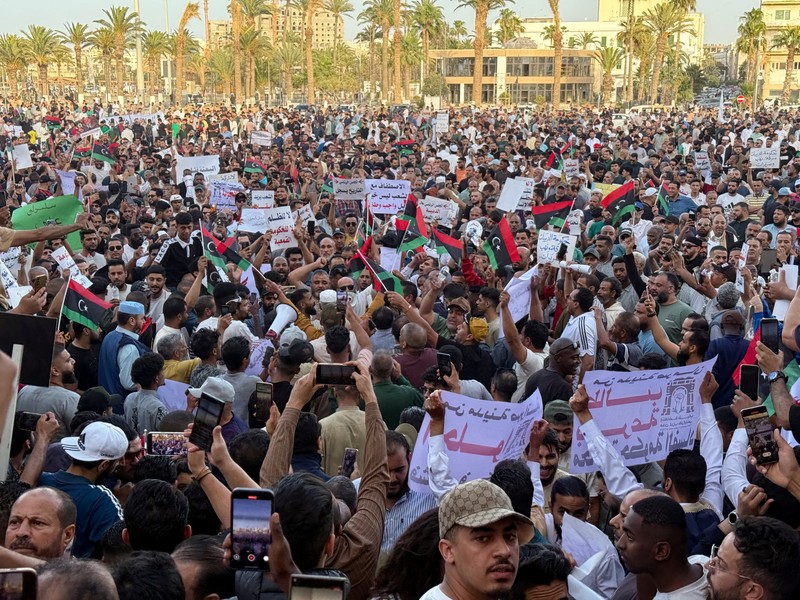 Demonstran menuntut penggulingan Pemerintah Persatuan Nasional Libya, di Tripoli, Libya, Jumat (23/4/2025). (REUTERS/Ayman al-Sahili)