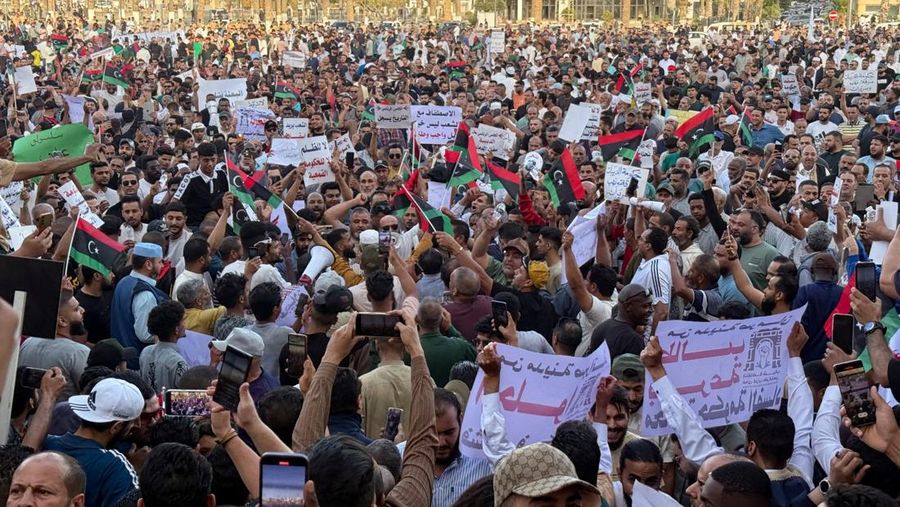 Demonstran menuntut penggulingan Pemerintah Persatuan Nasional Libya, di Tripoli, Libya, Jumat (23/4/2025). (REUTERS/Ayman al-Sahili)
