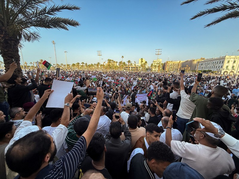 Demonstran menuntut penggulingan Pemerintah Persatuan Nasional Libya, di Tripoli, Libya, Jumat (23/4/2025). (REUTERS/Ayman al-Sahili)