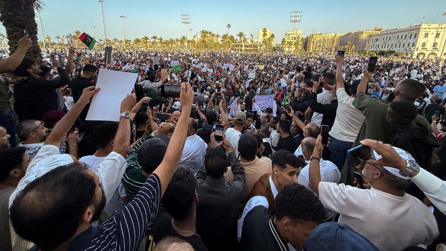 Demonstran menuntut penggulingan Pemerintah Persatuan Nasional Libya, di Tripoli, Libya, Jumat (23/4/2025). (REUTERS/Ayman al-Sahili)