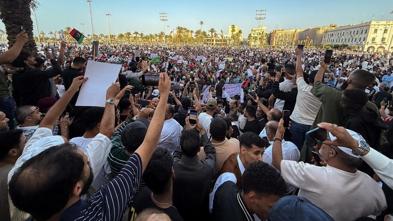 Demonstran menuntut penggulingan Pemerintah Persatuan Nasional Libya, di Tripoli, Libya, Jumat (23/4/2025). (REUTERS/Ayman al-Sahili)