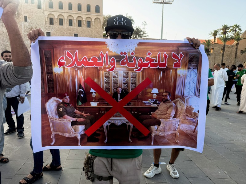 Demonstran menuntut penggulingan Pemerintah Persatuan Nasional Libya, di Tripoli, Libya, Jumat (23/4/2025). (REUTERS/Ayman al-Sahili)