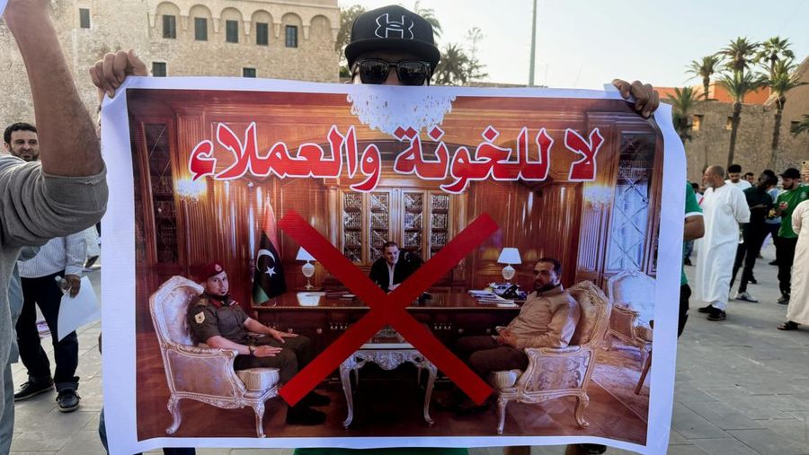 Demonstran menuntut penggulingan Pemerintah Persatuan Nasional Libya, di Tripoli, Libya, Jumat (23/4/2025). (REUTERS/Ayman al-Sahili) Demonstran menuntut penggulingan Pemerintah Persatuan Nasional Libya, di Tripoli, Libya, Jumat (23/4/2025). (REUTERS/Ayman al-Sahili)