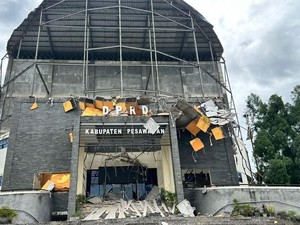 Atap-Ornamen Gedung DPRD Pesawaran Lampung Ambruk, 1 Satpol PP Luka
