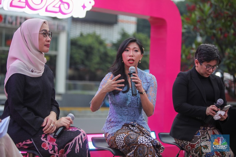 Direktur Utama Injourney, Maya Watono menyampaikan paparan dalam acara Top Women Fest CNBC Indonesia 2025 di Anjungan Sarinah, Jakarta, Sabtu (24/5/2025). (CNBC Indonesia/Faisal Rahman)