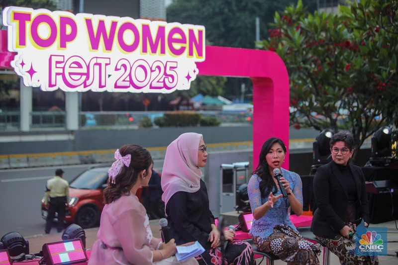 Direktur Utama Injourney, Maya Watono menyampaikan paparan dalam acara Top Women Fest CNBC Indonesia 2025 di Anjungan Sarinah, Jakarta, Sabtu (24/5/2025). (CNBC Indonesia/Faisal Rahman)