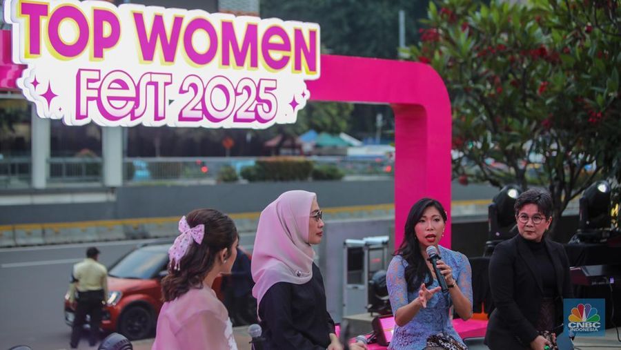 Direktur Utama Injourney, Maya Watono menyampaikan paparan dalam acara Top Women Fest CNBC Indonesia 2025 di Anjungan Sarinah, Jakarta, Sabtu (24/5/2025). (CNBC Indonesia/Faisal Rahman)