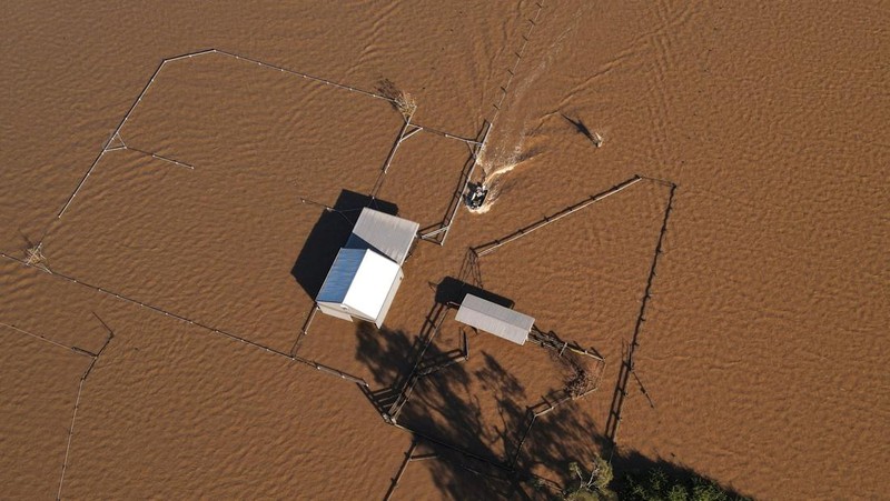 Foto udara menunjukkan daerah yang terendam banjir di dekat Sungai Hunter di Heatherbrae, Australia, Sabtu, (24/5/2025). (REUTERS/Hollie Adams)