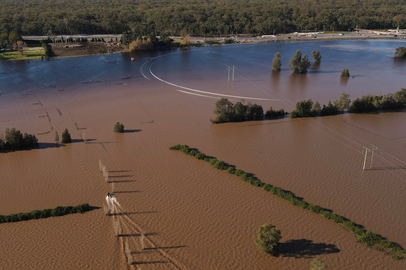 Foto udara menunjukkan daerah yang terendam banjir di dekat Sungai Hunter di Heatherbrae, Australia, Sabtu, (24/5/2025). (REUTERS/Hollie Adams)