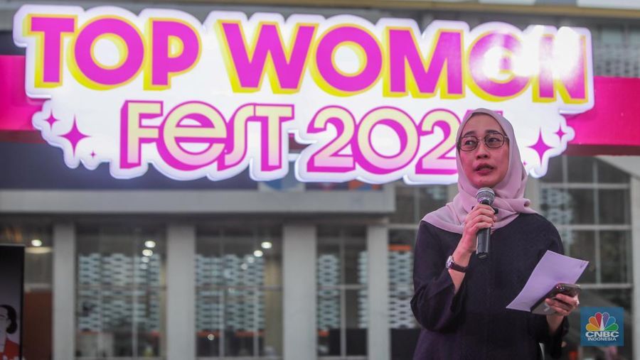 Direktur Utama Injourney, Maya Watono menyampaikan paparan dalam acara Top Women Fest CNBC Indonesia 2025 di Anjungan Sarinah, Jakarta, Sabtu (24/5/2025). (CNBC Indonesia/Faisal Rahman)
