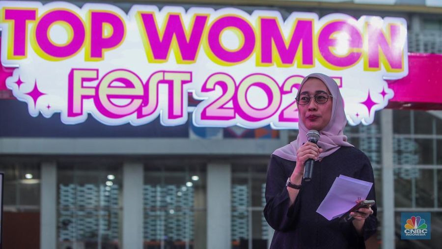 Ketua Komisi VI DPR RI, Anggia Ermarini  menyampaikan keynote speech dalam acara Top Women Fest CNBC Indonesia 2025 di Anjungan Sarinah, Jakarta, Sabtu (24/5/2025). (CNBC Indonesia/Faisal Rahman)