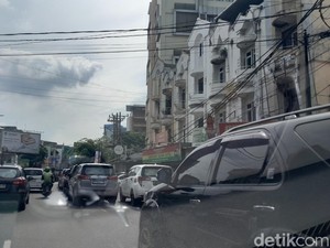 Warga Keluhkan Parkir Berlapis di Jalan S Parman Depan Santo Thomas Medan