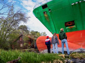Video: Kapal Kargo 135 Meter Nyaris Tabrak Rumah Warga di Norwegia