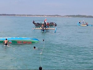 Momen Dramatis Penyelamatan 10 Nelayan di Pantai Karang Papak Garut