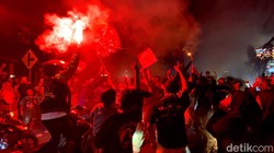 Seorang Bobotoh Koma Usai Jatuh dari Flyover Saat Konvoi Persib