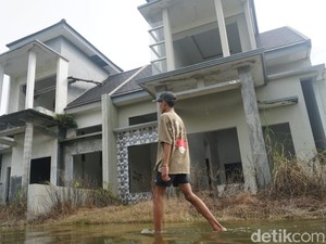 Terbengkalai, Rumah Mewah yang Viral di Jombang Kini Jadi Lokasi Mancing