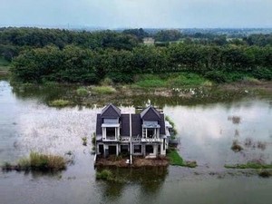 Misteri Terbengkalainya Rumah Pengembang di Tengah Danau Jombang