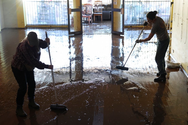 Foto udara menunjukkan daerah yang terendam banjir di dekat Sungai Hunter di Heatherbrae, Australia, Sabtu, (24/5/2025). (REUTERS/Hollie Adams)