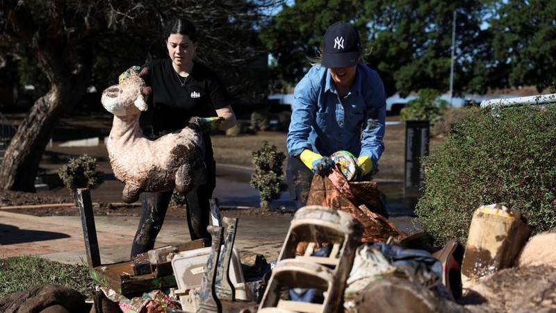 Foto udara menunjukkan daerah yang terendam banjir di dekat Sungai Hunter di Heatherbrae, Australia, Sabtu, (24/5/2025). (REUTERS/Hollie Adams)