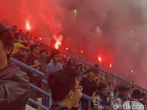 Erick Thohir Kecewa Banyak Flare Menyala di Stadion GBLA