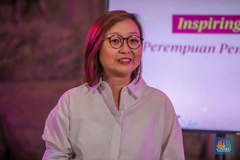 Foto bersama usai penyerahan penghargaan dalam acara Top Women Fest CNBC Indonesia 2025 di Sarinah, Jakarta, Sabtu (24/5/2025). (CNBC Indonesia/Faisal Rahman)