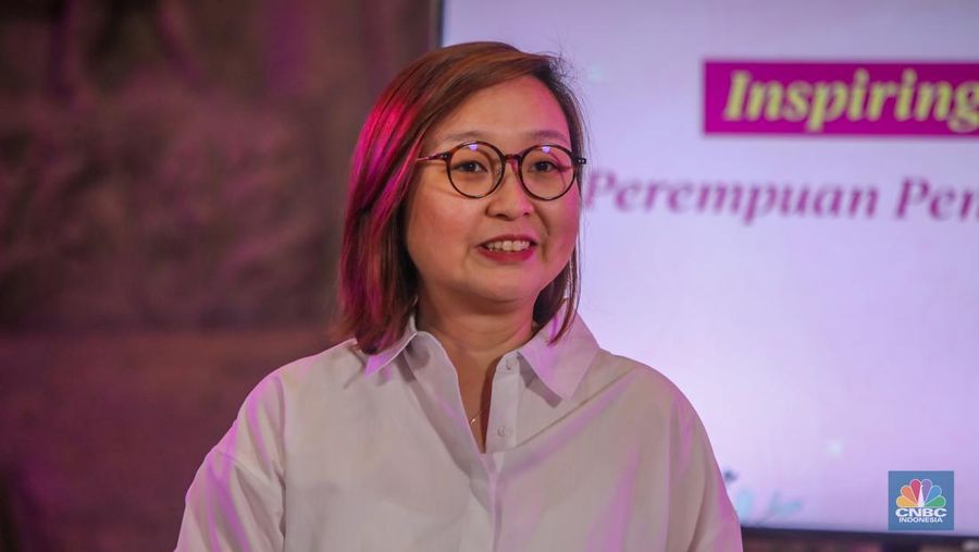 Foto bersama usai penyerahan penghargaan dalam acara Top Women Fest CNBC Indonesia 2025 di Sarinah, Jakarta, Sabtu (24/5/2025). (CNBC Indonesia/Faisal Rahman)