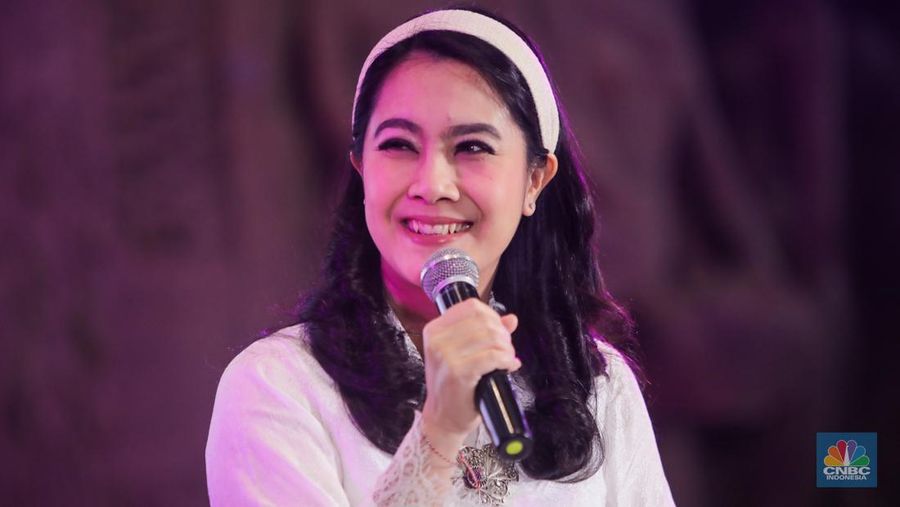 Foto bersama usai penyerahan penghargaan dalam acara Top Women Fest CNBC Indonesia 2025 di Sarinah, Jakarta, Sabtu (24/5/2025). (CNBC Indonesia/Faisal Rahman)