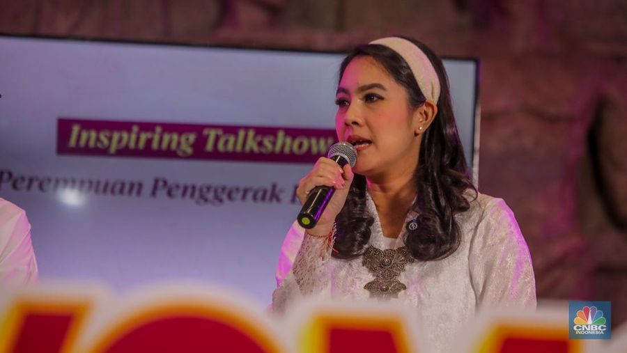 Direktur Utama Injourney, Maya Watono menyampaikan paparan dalam acara Top Women Fest CNBC Indonesia 2025 di Anjungan Sarinah, Jakarta, Sabtu (24/5/2025). (CNBC Indonesia/Faisal Rahman)
