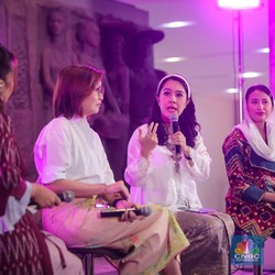 Benarkah di Balik Kesuksesan Karier Perempuan ada Peran Pasangan?