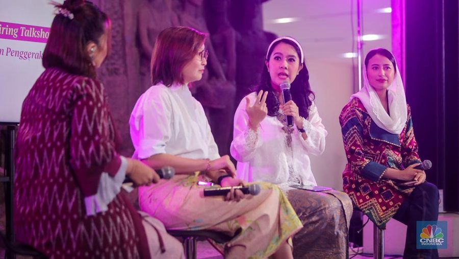 Wakil Menteri Kependudukan dan Pembangunan Keluarga/Wakil Kepala Badan Kependudukan dan Keluarga Berencana Nasional, Isyana Bagoes Oka menyampaikan paparan dalam acara Top Women Fest CNBC Indonesia 2025 di Sarinah, Jakarta, Sabtu (24/5/2025). (CNBC Indonesia/Faisal Rahman)