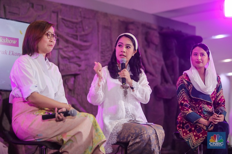 Foto bersama usai penyerahan penghargaan dalam acara Top Women Fest CNBC Indonesia 2025 di Sarinah, Jakarta, Sabtu (24/5/2025). (CNBC Indonesia/Faisal Rahman) Foto bersama usai penyerahan penghargaan dalam acara Top Women Fest CNBC Indonesia 2025 di Sarinah, Jakarta, Sabtu (24/5/2025). (CNBC Indonesia/Faisal Rahman)