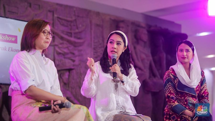 Foto bersama usai penyerahan penghargaan dalam acara Top Women Fest CNBC Indonesia 2025 di Sarinah, Jakarta, Sabtu (24/5/2025). (CNBC Indonesia/Faisal Rahman)