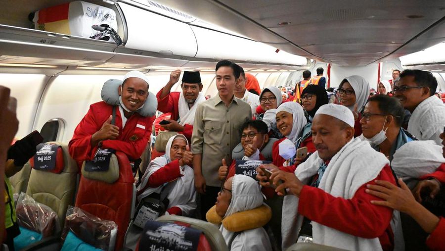 Wapres Gibran tinjau layanan fast track Makkah Route dan Lepas Jemaah Haji Embarkasi Surakarta. (Dok. Istimewa)