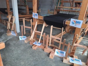 Cluster Unggulan Rumah Ulos di Taput Dapat Bantuan Alat Tenun