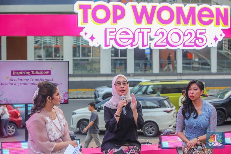 Ketua Komisi VI DPR RI, Anggia Ermarini menyampaikan paparan dalam acara Top Women Fest CNBC Indonesia 2025 di Anjungan Sarinah, Jakarta, Sabtu (24/5/2025). (CNBC Indonesia/Faisal Rahman) Ketua Komisi VI DPR RI, Anggia Ermarini menyampaikan paparan dalam acara Top Women Fest CNBC Indonesia 2025 di Anjungan Sarinah, Jakarta, Sabtu (24/5/2025). (CNBC Indonesia/Faisal Rahman)