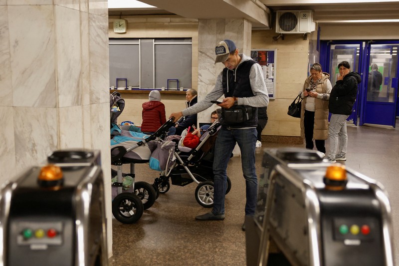 Orang-orang berlindung di dalam stasiun metro selama serangan militer Rusia, di tengah serangan Rusia terhadap Ukraina, di Kyiv, Ukraina, 25 Mei 2025. (REUTERS/Alina Smutko) Orang-orang berlindung di dalam stasiun metro selama serangan militer Rusia, di tengah serangan Rusia terhadap Ukraina, di Kyiv, Ukraina, 25 Mei 2025. (REUTERS/Alina Smutko)