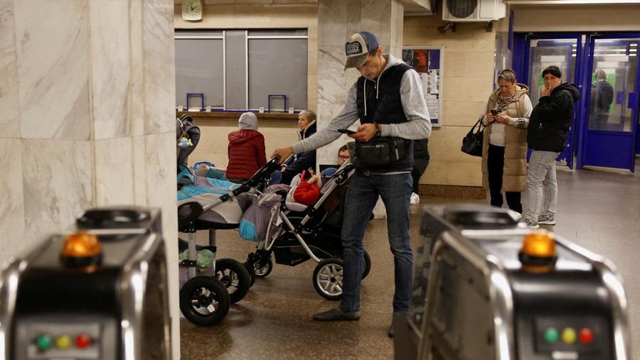 Orang-orang berlindung di dalam stasiun metro selama serangan militer Rusia, di tengah serangan Rusia terhadap Ukraina, di Kyiv, Ukraina, 25 Mei 2025. (REUTERS/Alina Smutko)