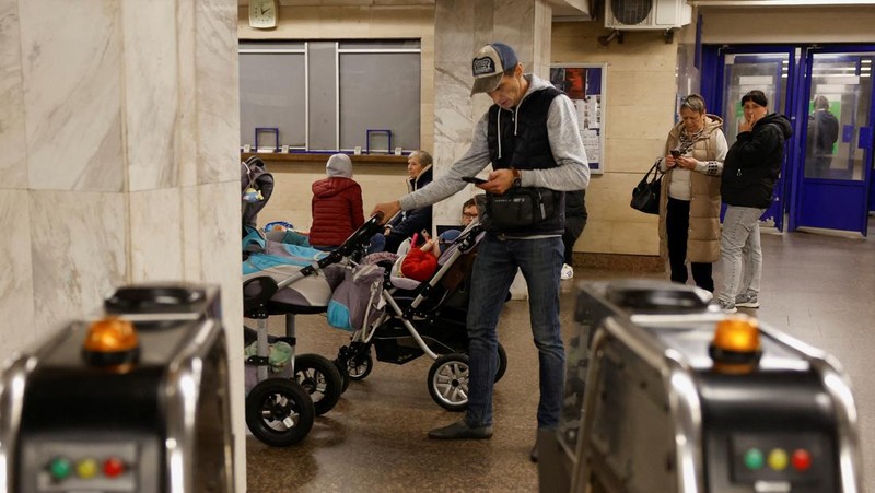 Orang-orang berlindung di dalam stasiun metro selama serangan militer Rusia, di tengah serangan Rusia terhadap Ukraina, di Kyiv, Ukraina, 25 Mei 2025. (REUTERS/Alina Smutko)