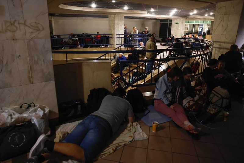 Orang-orang berlindung di dalam stasiun metro selama serangan militer Rusia, di tengah serangan Rusia terhadap Ukraina, di Kyiv, Ukraina, 25 Mei 2025. (REUTERS/Alina Smutko) Orang-orang berlindung di dalam stasiun metro selama serangan militer Rusia, di tengah serangan Rusia terhadap Ukraina, di Kyiv, Ukraina, 25 Mei 2025. (REUTERS/Alina Smutko)