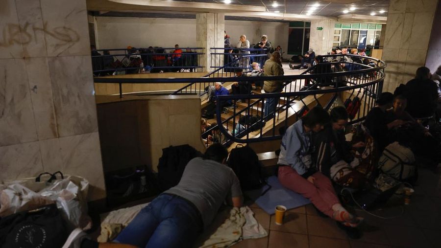 Orang-orang berlindung di dalam stasiun metro selama serangan militer Rusia, di tengah serangan Rusia terhadap Ukraina, di Kyiv, Ukraina, 25 Mei 2025. (REUTERS/Alina Smutko) Orang-orang berlindung di dalam stasiun metro selama serangan militer Rusia, di tengah serangan Rusia terhadap Ukraina, di Kyiv, Ukraina, 25 Mei 2025. (REUTERS/Alina Smutko)
