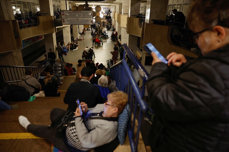 Orang-orang berlindung di dalam stasiun metro selama serangan militer Rusia, di tengah serangan Rusia terhadap Ukraina, di Kyiv, Ukraina, 25 Mei 2025. (REUTERS/Alina Smutko) Orang-orang berlindung di dalam stasiun metro selama serangan militer Rusia, di tengah serangan Rusia terhadap Ukraina, di Kyiv, Ukraina, 25 Mei 2025. (REUTERS/Alina Smutko)