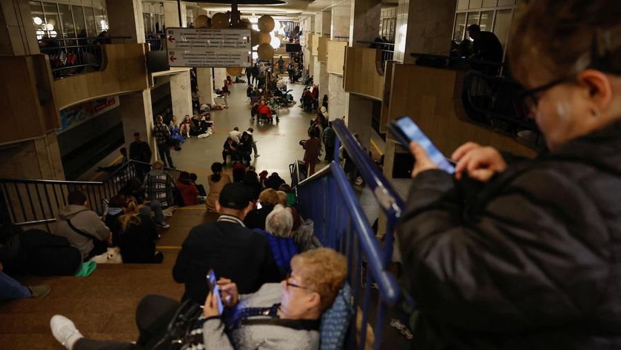 Orang-orang berlindung di dalam stasiun metro selama serangan militer Rusia, di tengah serangan Rusia terhadap Ukraina, di Kyiv, Ukraina, 25 Mei 2025. (REUTERS/Alina Smutko)