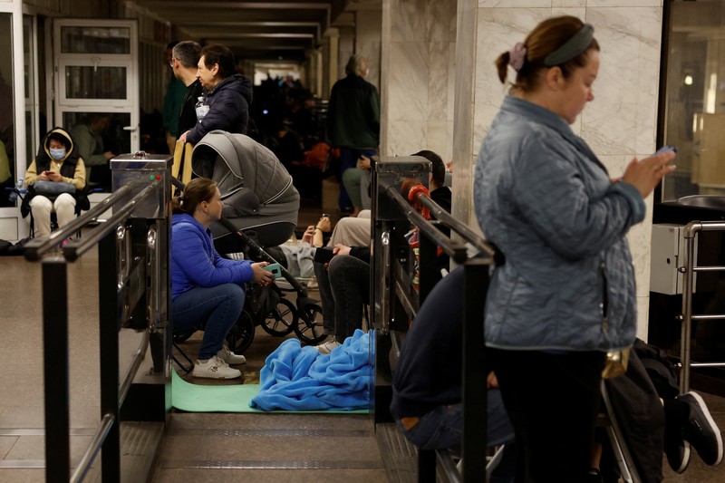 Orang-orang berlindung di dalam stasiun metro selama serangan militer Rusia, di tengah serangan Rusia terhadap Ukraina, di Kyiv, Ukraina, 25 Mei 2025. (REUTERS/Alina Smutko) Orang-orang berlindung di dalam stasiun metro selama serangan militer Rusia, di tengah serangan Rusia terhadap Ukraina, di Kyiv, Ukraina, 25 Mei 2025. (REUTERS/Alina Smutko)