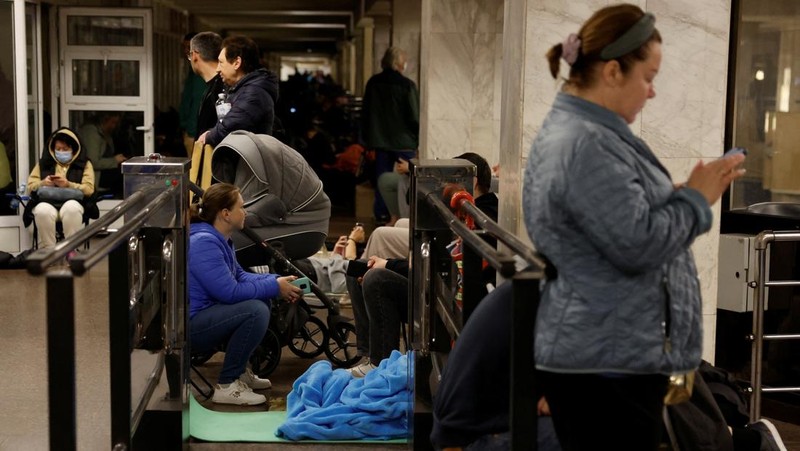 Orang-orang berlindung di dalam stasiun metro selama serangan militer Rusia, di tengah serangan Rusia terhadap Ukraina, di Kyiv, Ukraina, 25 Mei 2025. (REUTERS/Alina Smutko)
