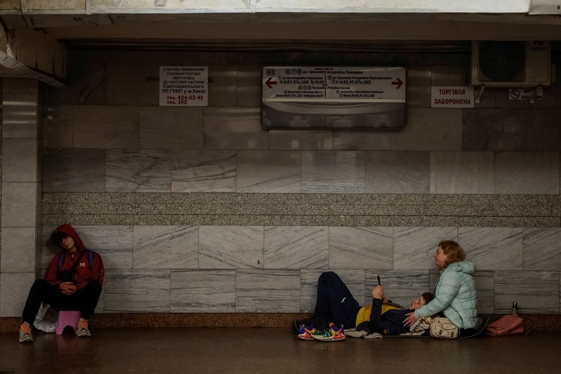 Orang-orang berlindung di dalam stasiun metro selama serangan militer Rusia, di tengah serangan Rusia terhadap Ukraina, di Kyiv, Ukraina, 25 Mei 2025. (REUTERS/Alina Smutko) Orang-orang berlindung di dalam stasiun metro selama serangan militer Rusia, di tengah serangan Rusia terhadap Ukraina, di Kyiv, Ukraina, 25 Mei 2025. (REUTERS/Alina Smutko)