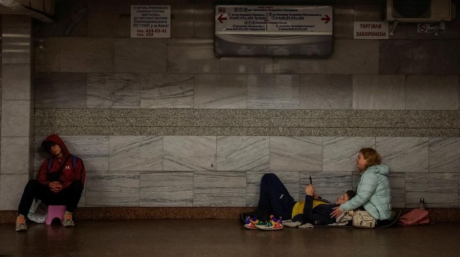Orang-orang berlindung di dalam stasiun metro selama serangan militer Rusia, di tengah serangan Rusia terhadap Ukraina, di Kyiv, Ukraina, 25 Mei 2025. (REUTERS/Alina Smutko)