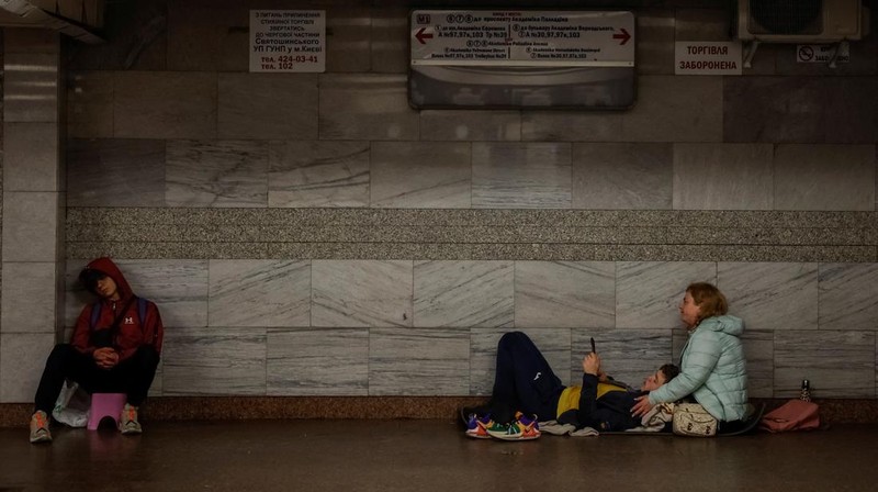 Orang-orang berlindung di dalam stasiun metro selama serangan militer Rusia, di tengah serangan Rusia terhadap Ukraina, di Kyiv, Ukraina, 25 Mei 2025. (REUTERS/Alina Smutko)