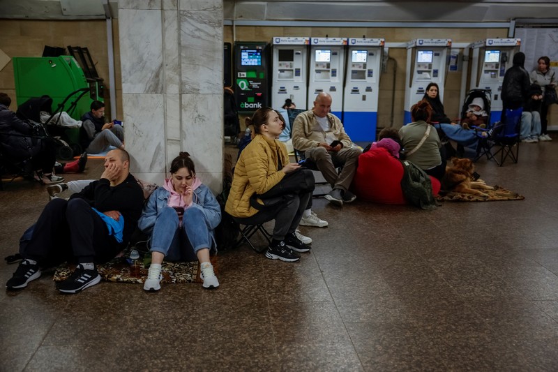 Orang-orang berlindung di dalam stasiun metro selama serangan militer Rusia, di tengah serangan Rusia terhadap Ukraina, di Kyiv, Ukraina, 25 Mei 2025. (REUTERS/Alina Smutko) Orang-orang berlindung di dalam stasiun metro selama serangan militer Rusia, di tengah serangan Rusia terhadap Ukraina, di Kyiv, Ukraina, 25 Mei 2025. (REUTERS/Alina Smutko)