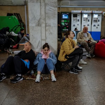 Serangan Udara Rusia Menggila, Warga Sembunyi di Stasiun Bawah Tanah